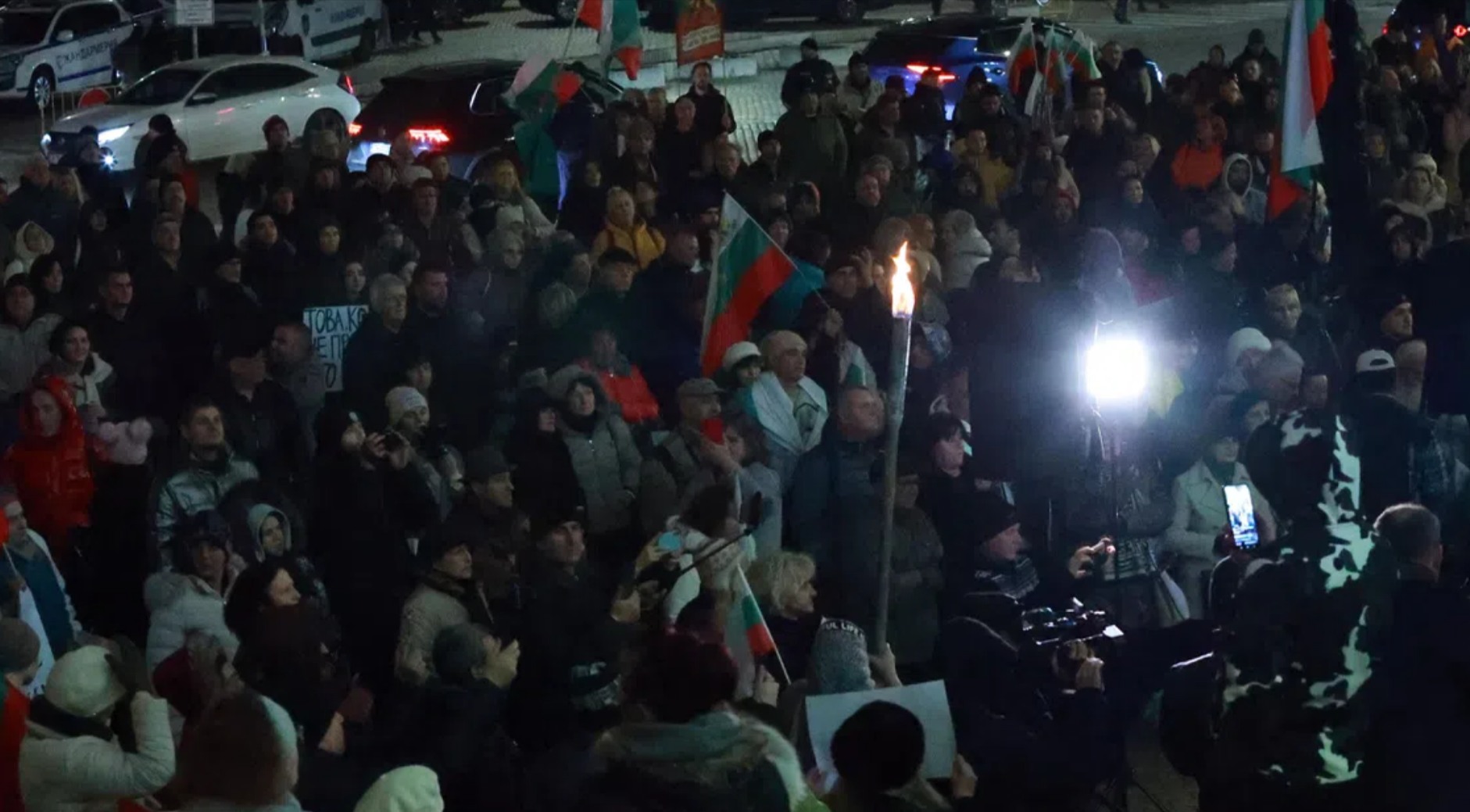 Протестиращи се събраха пред сградата на БТВ в знак на