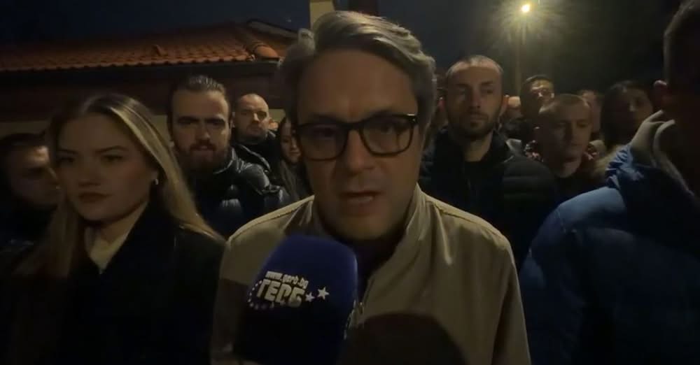 Народният представител на ГЕРБ Тома Биков и младежи от партията