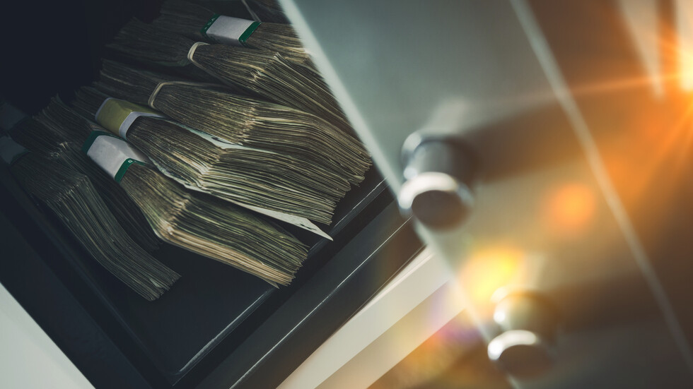 Изгорелите 30 хиляди лева в метална каса в банков клон