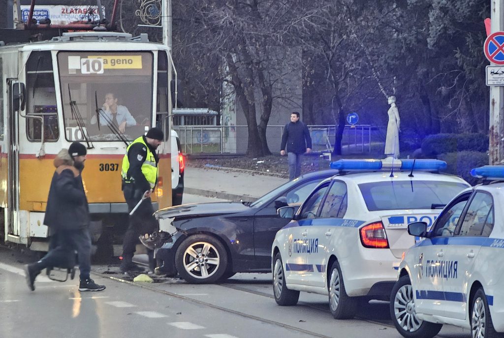 Тройна катастрофа край спирка на градския транспорт запуши трафика на