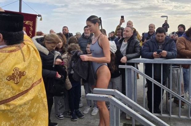 Бургазлийка надви мъжете и спаси Светия кръст в Ахтопол на