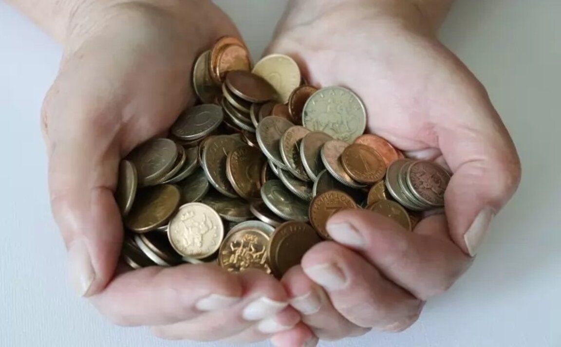 Клиент с три бидона пълни догоре със стотинки и метални