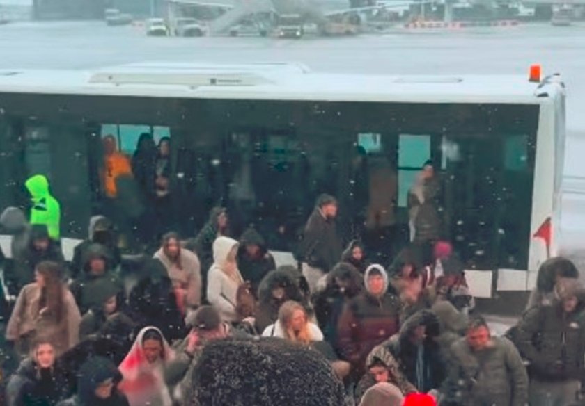 Пътници останаха блокирани повече от час на пистите на летище