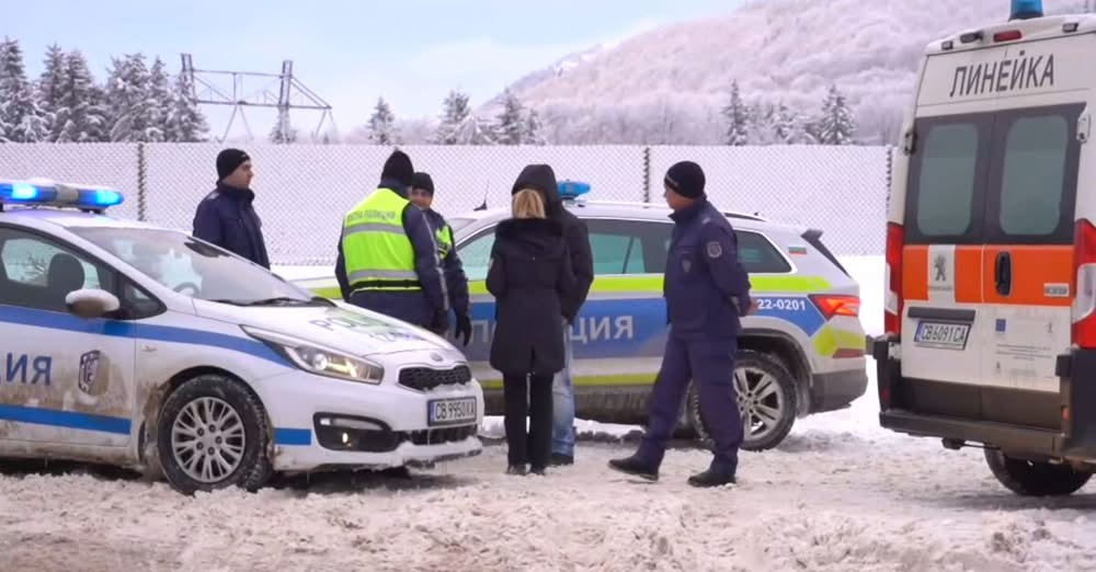 Трима мъже са простреляни в главата и до телата им