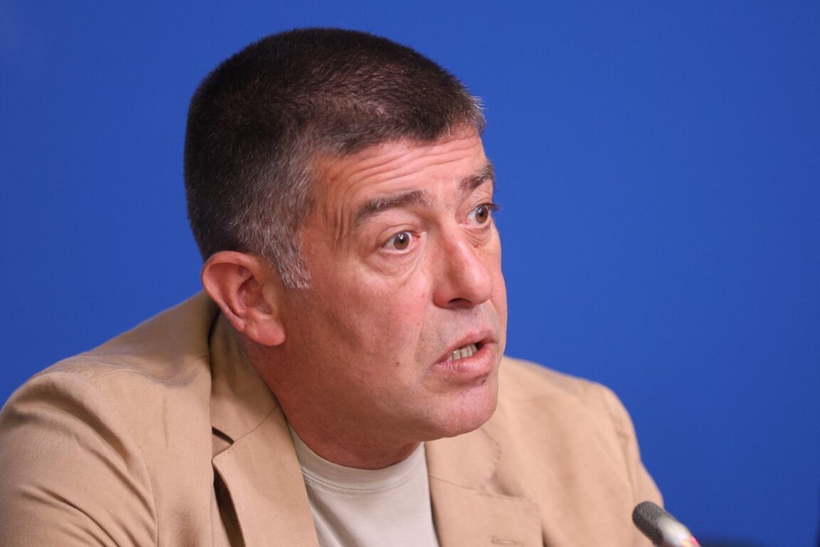 Страхил Ангелов за Евроком В хижата в Петрохан са записвани