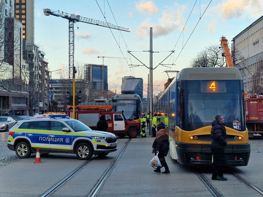 Трамвай блъсна човек в София Инцидентът е станал пред Пирогов