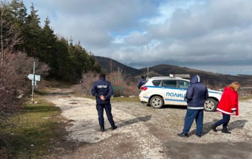 Разследването по мистериозния случай с откритите три тела в кемпер