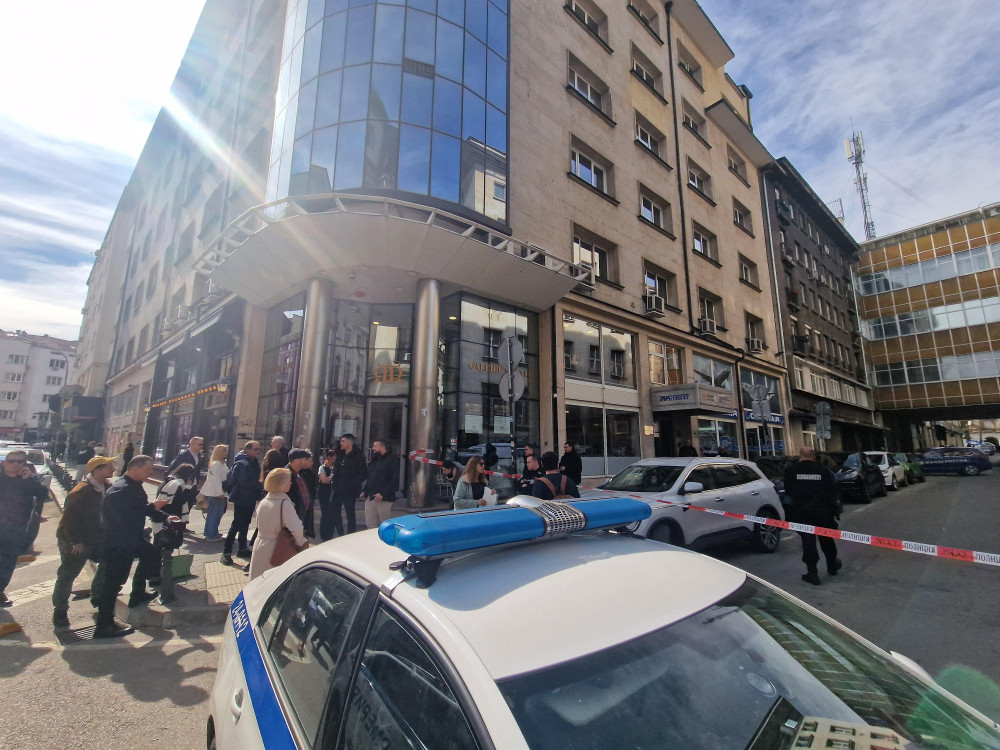 Засилено полицейско присъствие има на улица Стефан Караджа в центъра на