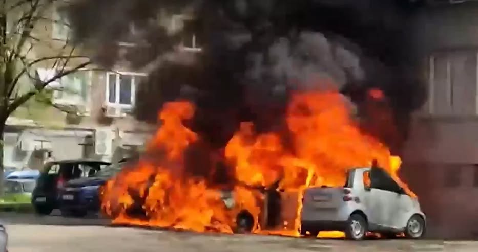 Пожар изпепели четири автомобила в междублоково пространство в Русе предаде