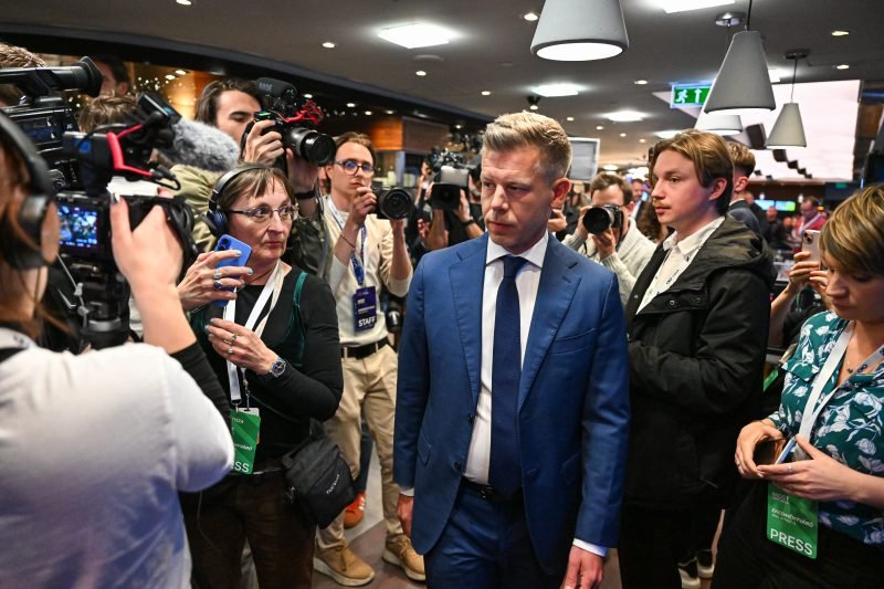 Лидерът на унгарската опозиция Петер Мадяр скромно заяви пред симпатизанти