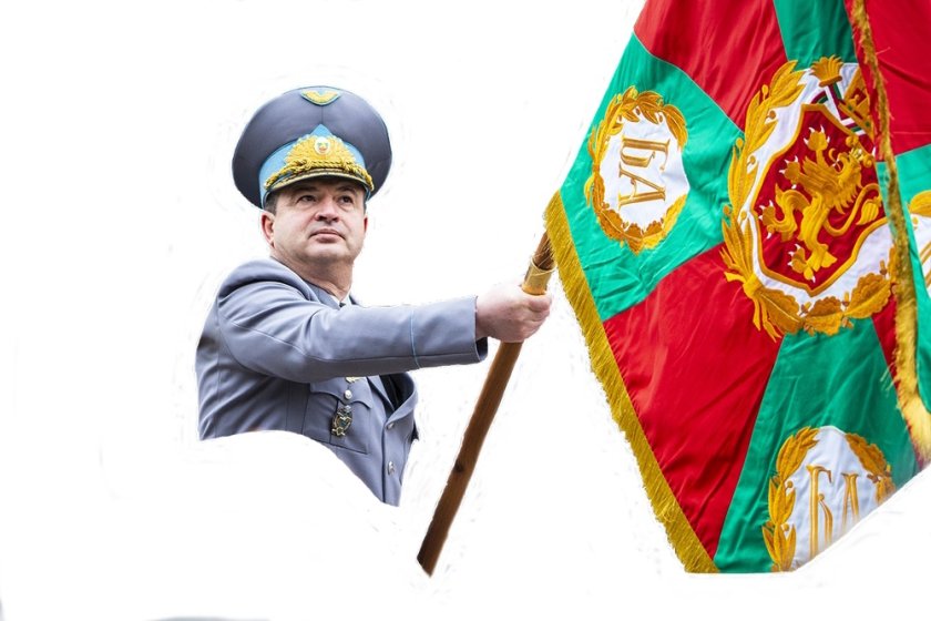 Началникът на Военно въздушното училище Г Бенковски в Долна Митрополия ген