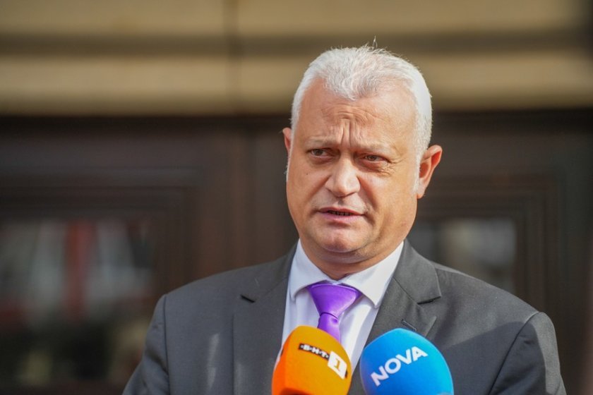 Вътрешният министър Емил Дечев ще обяви минута след края на