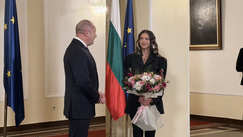 Премиерът Румен Радев посреща в Министерския съвет с певицата DARA
