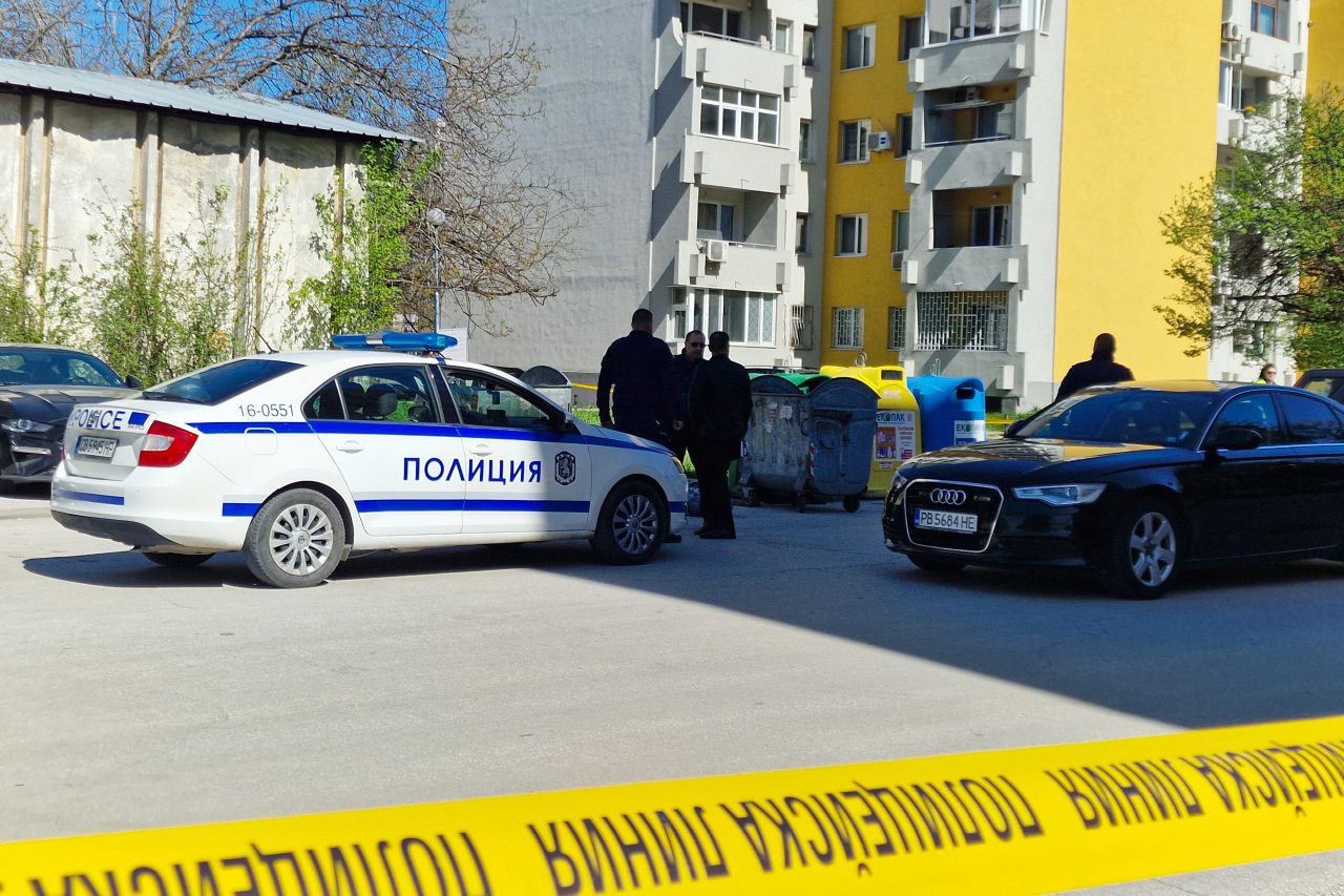Баща и син са задържани  а трети човек се издирва за
