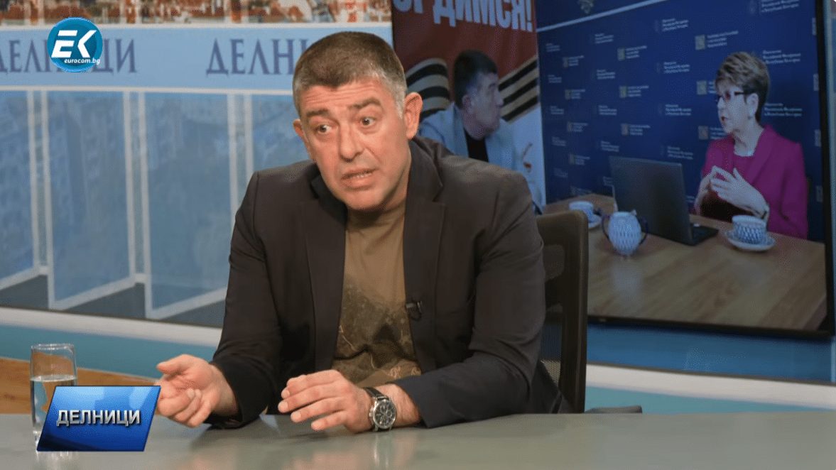 В празничното издание на предаването Делници по телевизия Евроком водещият