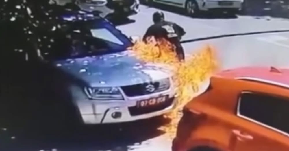 Задържаха мъж заподозрян за палежа на два автомобила пред българското посолство