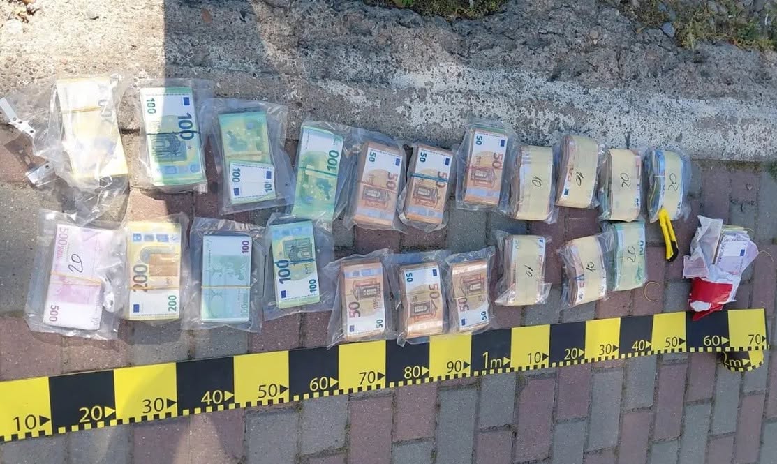 Граничарите от Долж открили огромната сума в микробус управляван от