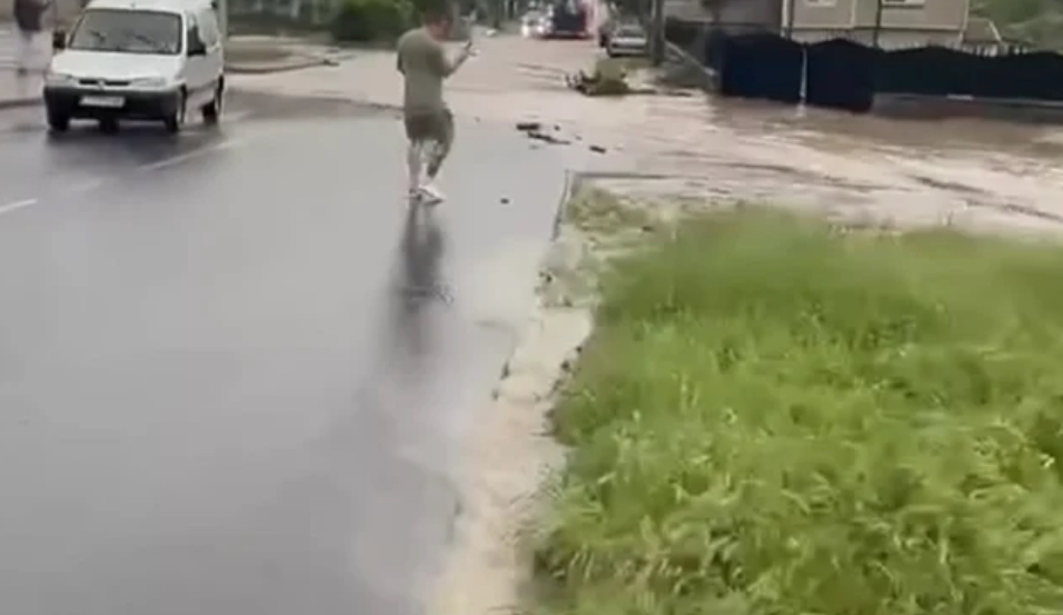 Къщи и дворове са залети в котленското село Тича под
