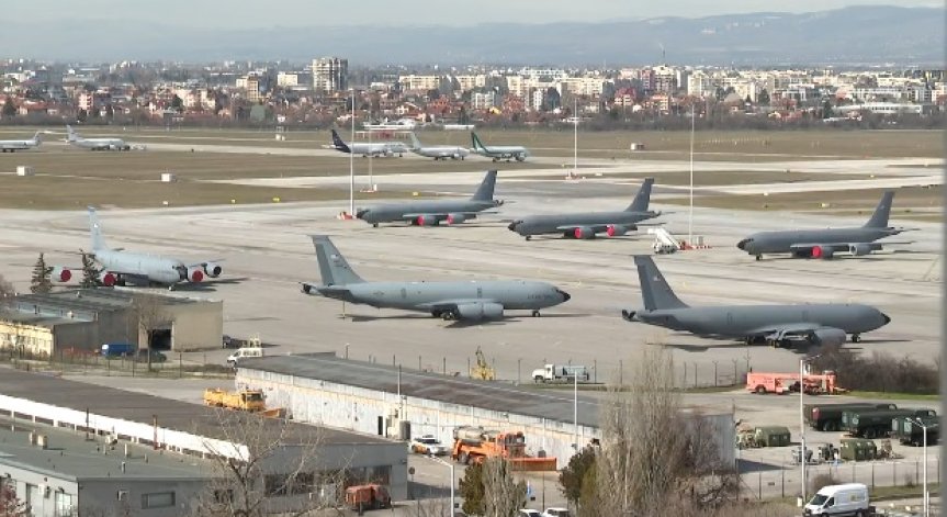 Четири американски самолета цистерни от типа Boeing KC 135 Stratotanker
