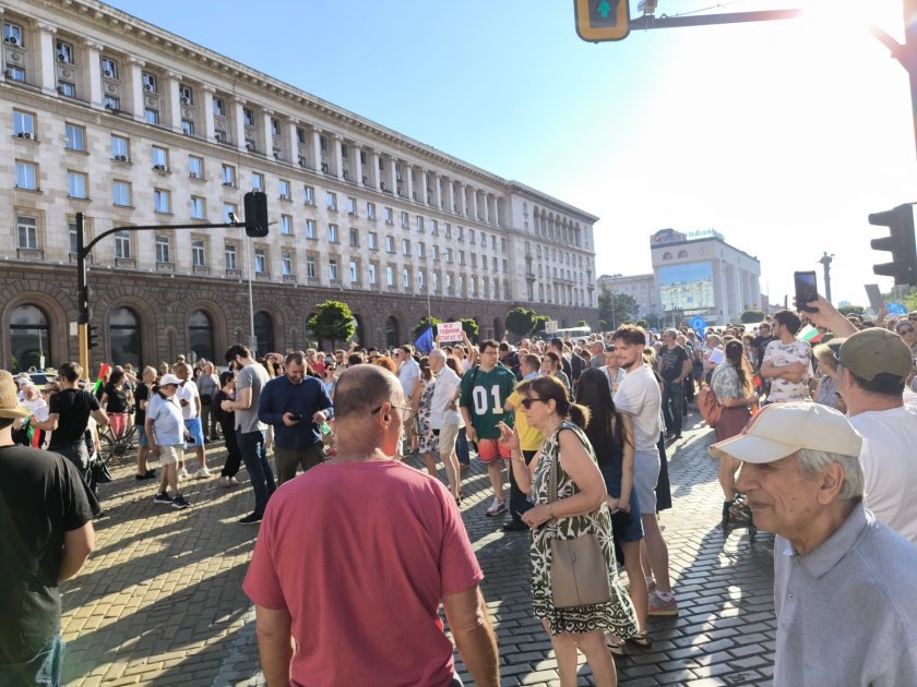С викове Оставка  и Тук не е Москва започна първият