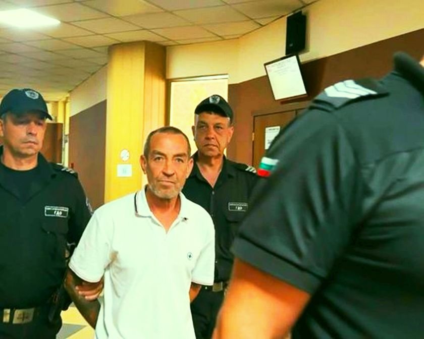 С пронизващ поглед 52 годишният Димитър Христов влезе в съдебната