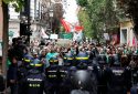 Полицаи пред протестиращи учители при двореца Сантоня, Мадрид — Rodrigo Jiménez / Cadena SER, 19.10.2026