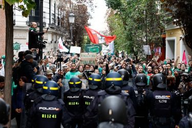 Полицаи пред протестиращи учители при двореца Сантоня, Мадрид — Rodrigo Jiménez / Cadena SER, 19.10.2026