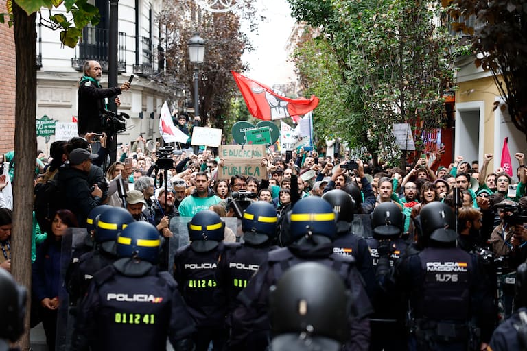 Полицаи пред протестиращи учители при двореца Сантоня, Мадрид — Rodrigo Jiménez / Cadena SER, 19.10.2026