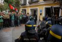 Полицаи и протестиращи учители пред двореца Сантоня в Мадрид, 19 октомври 2026 г. Снимка: EFE/Daniel Gonzalez