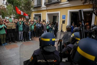 Полицаи и протестиращи учители пред двореца Сантоня в Мадрид, 19 октомври 2026 г. Снимка: EFE/Daniel Gonzalez